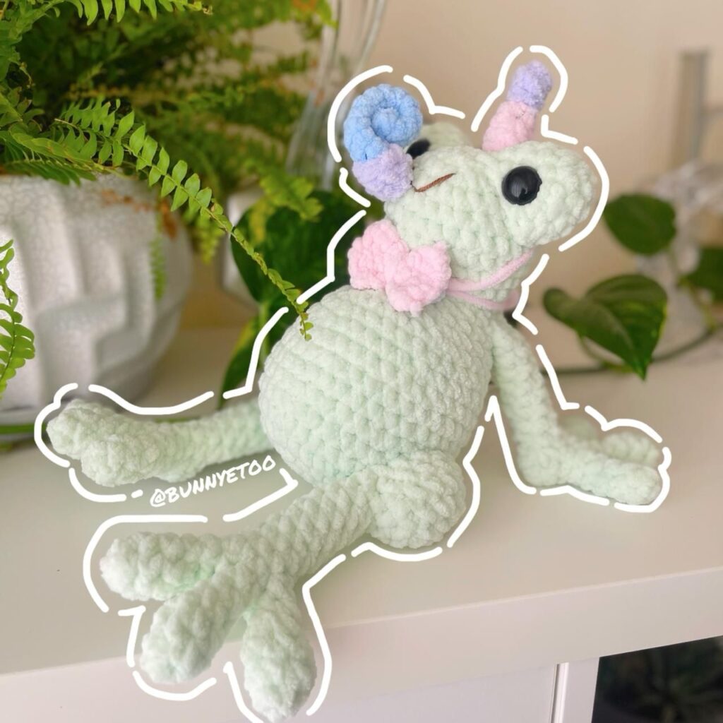 Party Frog handmade crochet plushie by Bunnyetoo, photo 2